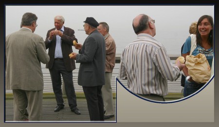 Een sandwich uit het vuistje op de pier